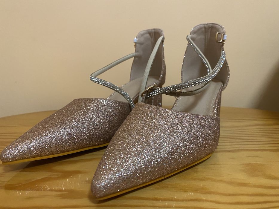 Лъскави обувки с ток