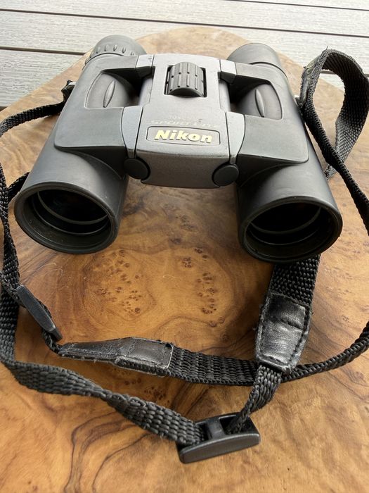 Binoclu Nikon drumetii