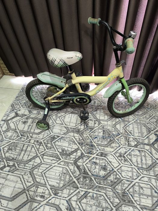 Продается б/у детский обучающий велосипед