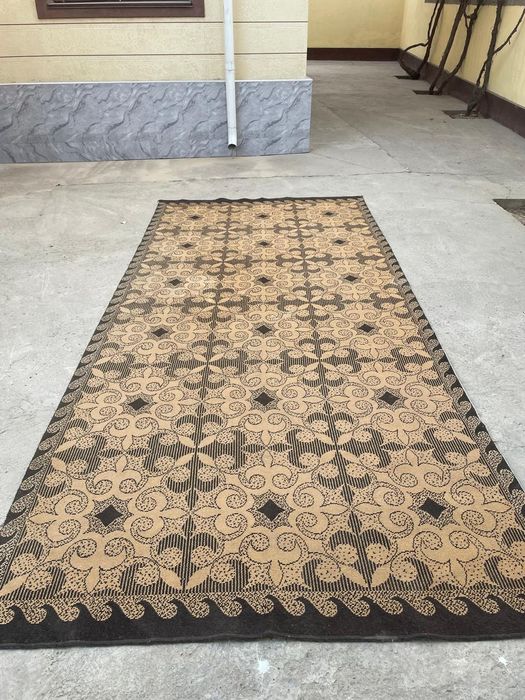 Ковёр 4.20м×2м в хорошем состоянии.