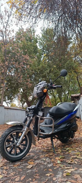 Продаю скутер 150 куб Лифан