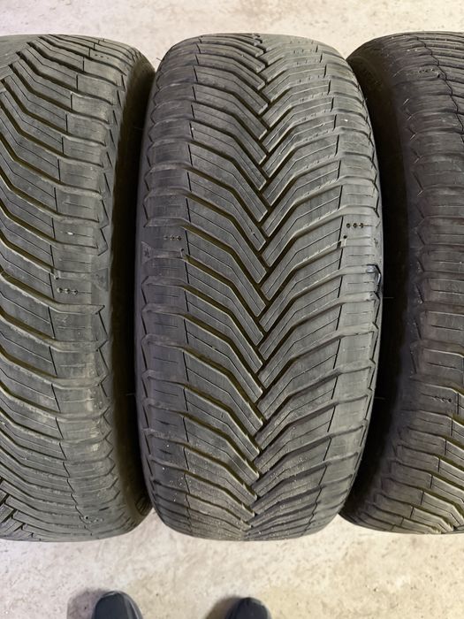 Продавам 4 броя всесезонни гуми 215/45/20 Michelin Crossclimate 2