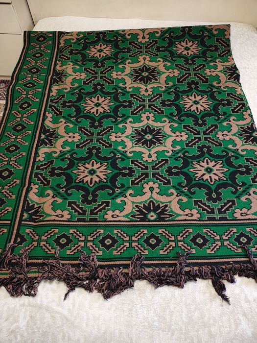 Вълнени пътеки за спалня и килим