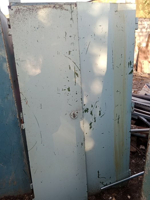Продам металически шкаф