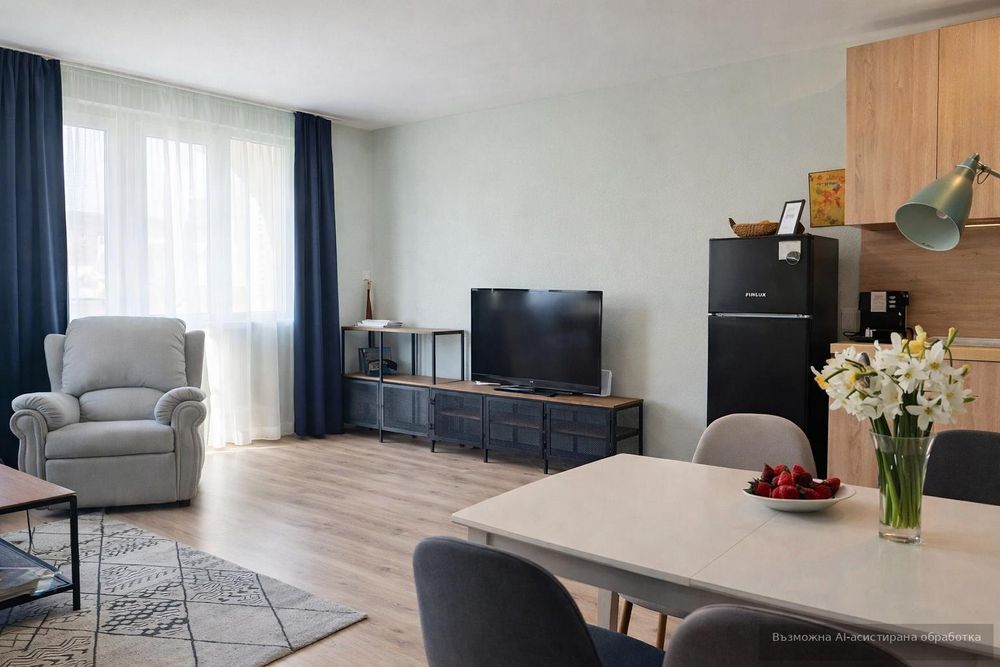 Дава се под наем Тристаен апартамент в Варна, Център - 88 кв.м за 770 € - Снимка #2