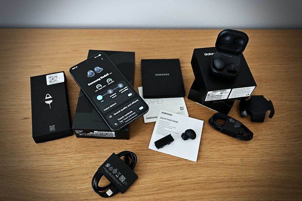 Комплект SAMSUNG S22+ със слушалки - в неразличимо от ново състояние