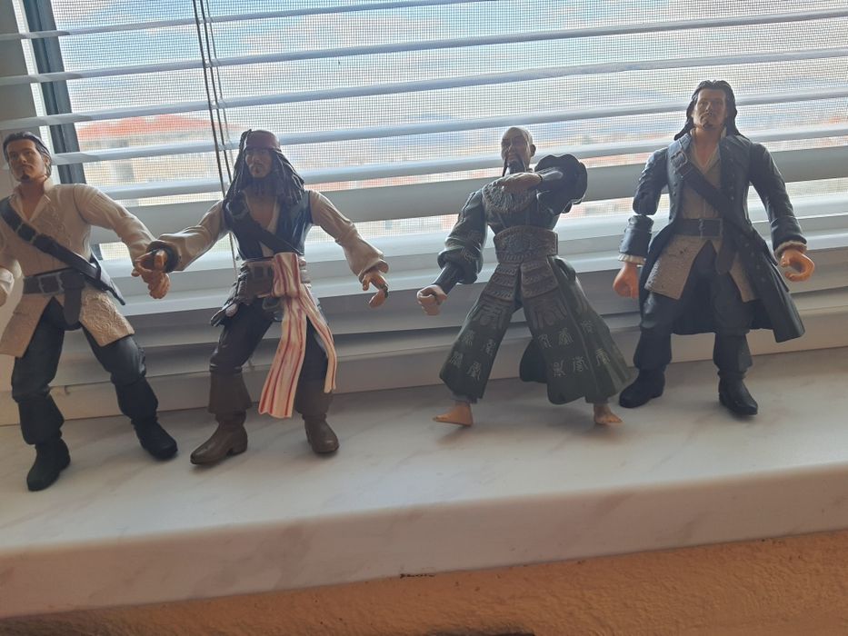 Фигурки големи биещи на карибски пирати