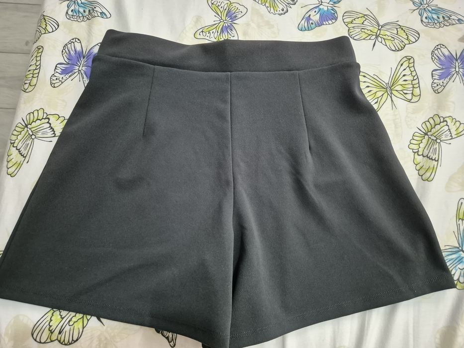 Vând pantaloni scurti H&M