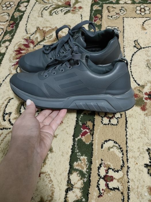 Продам кроссовки кожа