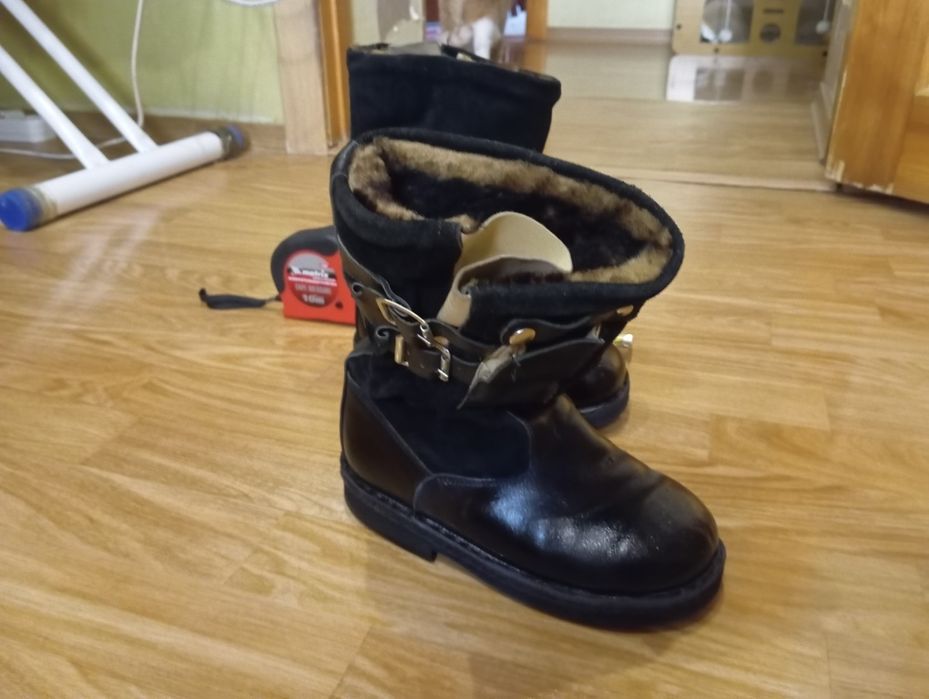Обувь с натурального материала. Детские унты