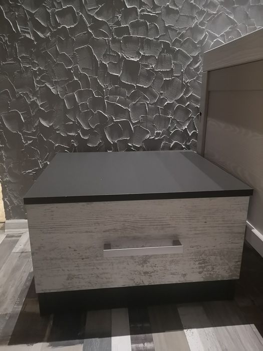 Две нощни шкафчета