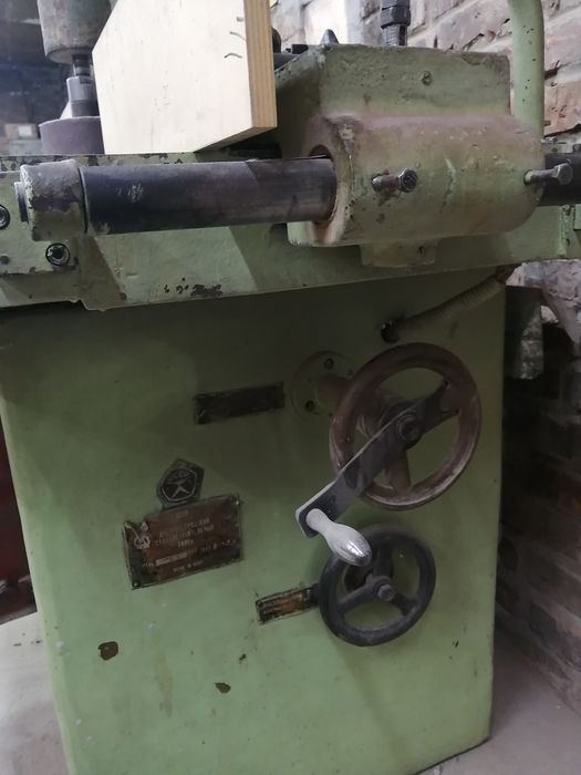 Станок фрезерный по дереву.