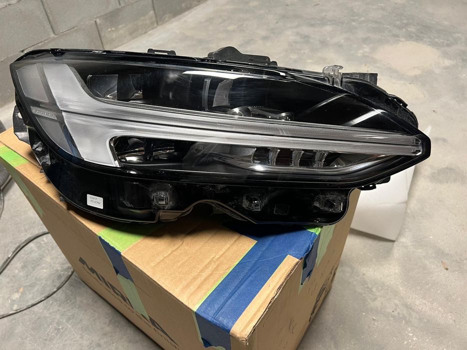 Фар за Volvo T4 T5 десен