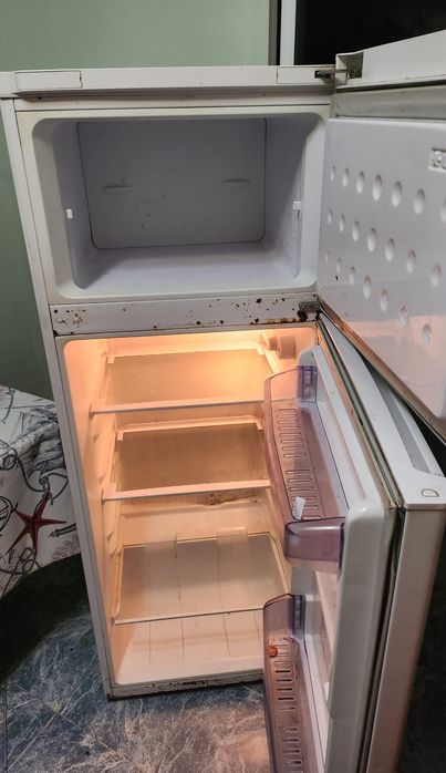 Холодильник двух дверни