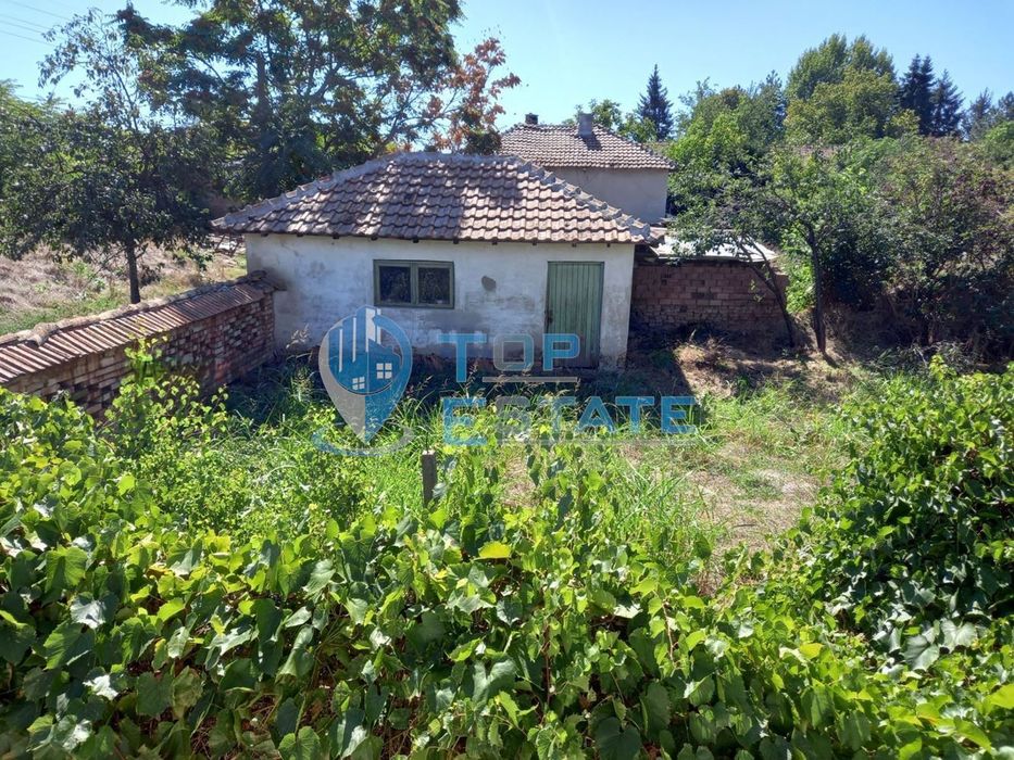 Къща с гараж и голям двор в село Овча могила, област Велико Търново