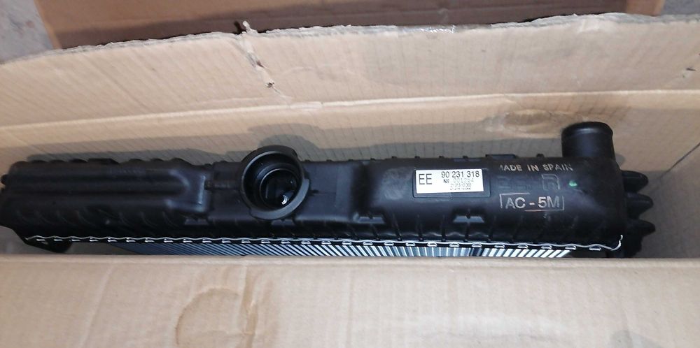 Чисто НОВ радиатор BEHR оригинал ЕЕ 90 231 318 Opel Omega A C20NE