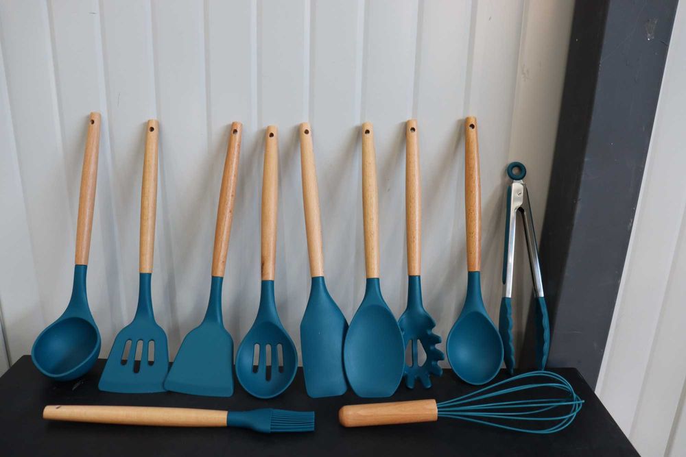 Комплект 12 силиконови съда за готвене с издръжлива бамбукова дръжка