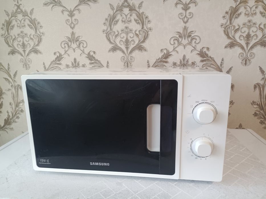 Продам микроволновку Мидеа 18т