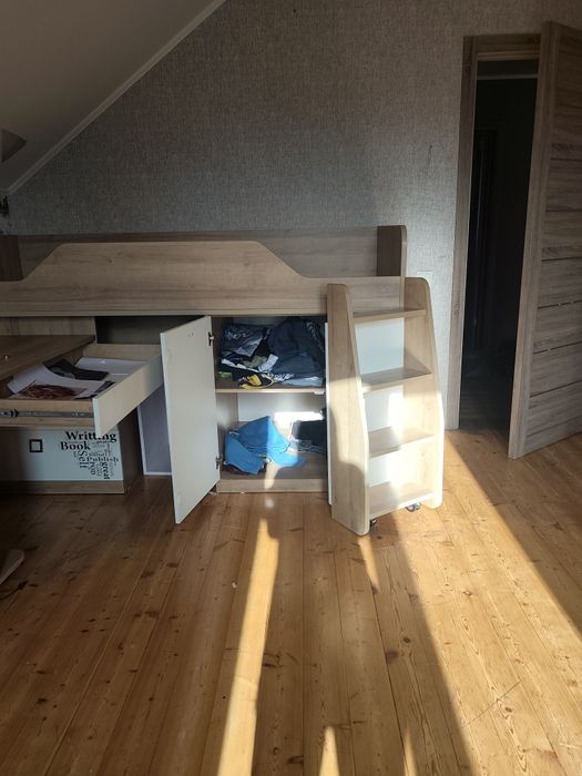 Детская кровать и стенка