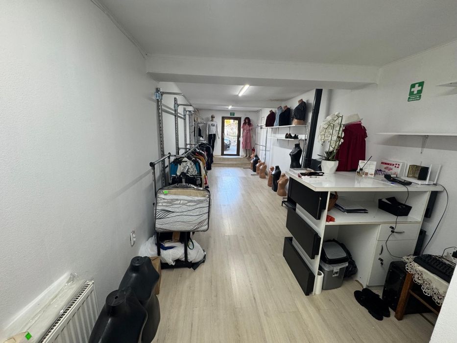Vând mobilier complet pentru magazin de haine