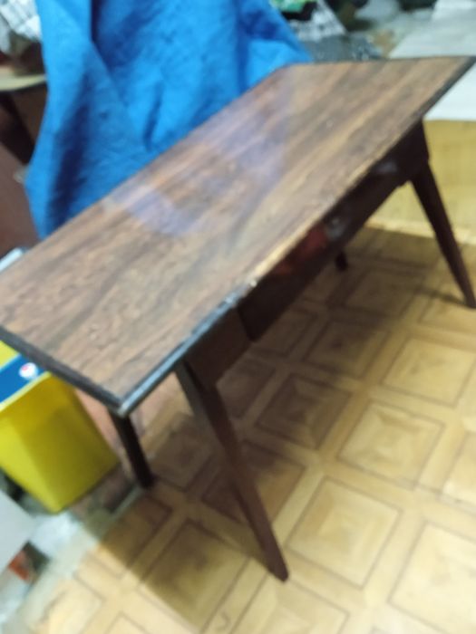 Столик журнальный полированный, коричневый цвет, с выдвижным ящиком