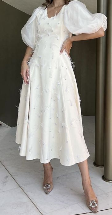 Платье со стразами и перьями