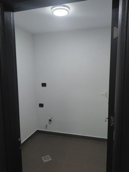 Къща с двор и гараж