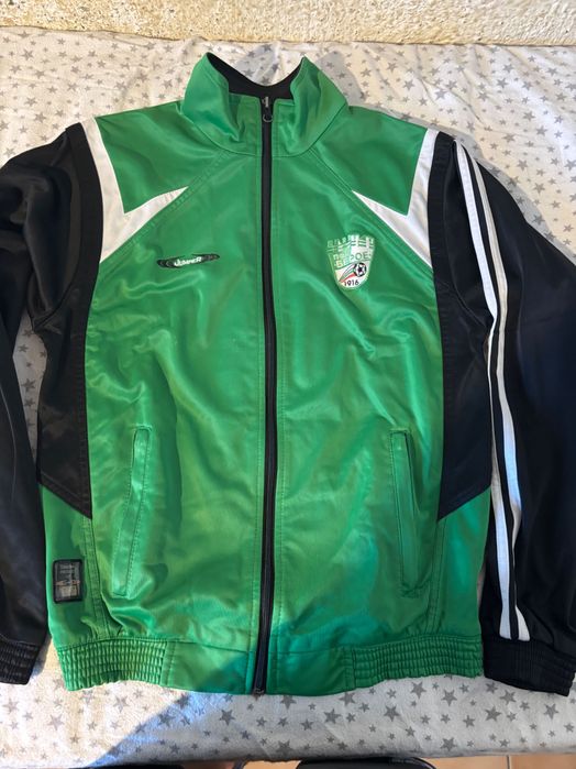 Различни спортни дрехи и екипи