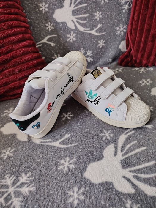 Adidași Adidas superstar, nu Nike Puma