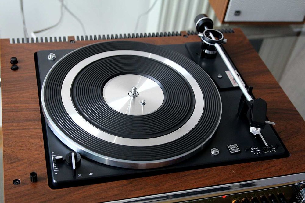 Telefunken 4040 HI-FI center cu pick-up PE 3046 , radio si amplificare 2 X 22 Wati 4 Ohmi si boxe Dual CL 136 complet revizuit