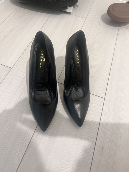 Черные туфли на шпильке