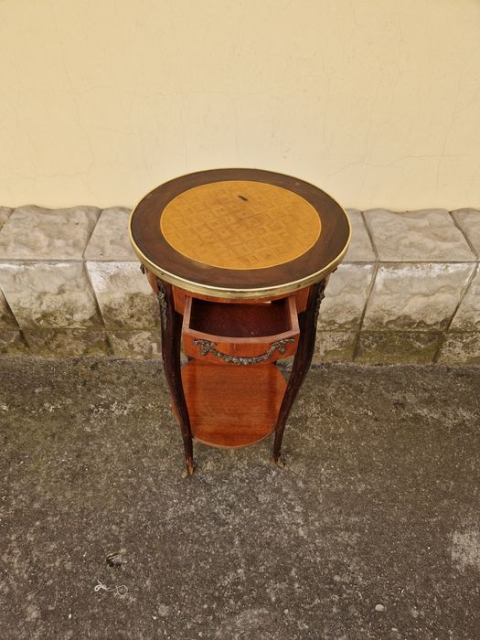 Чудесна антикварна френска дървена масичка с бронзов обков