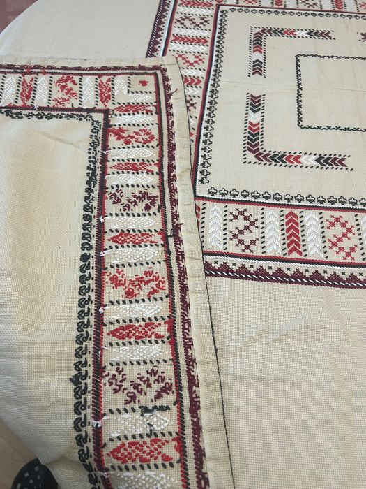 ЗАПАЗЕНА ! Покривка за маса-ръчна бродерия