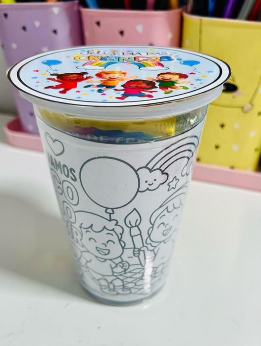 Цветни детски подаръчни чашки с лакомства и изненади 
Идеални за ро