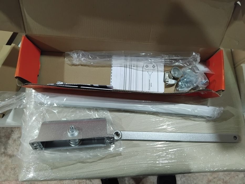 Продам дверной доводчик.