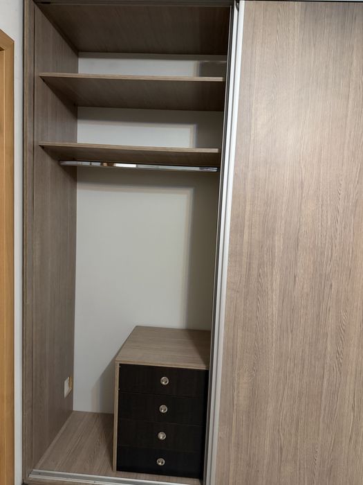 Dressing modern din PAL cu finisaj în nuanță de stejar și uși glisante cu rame metalice