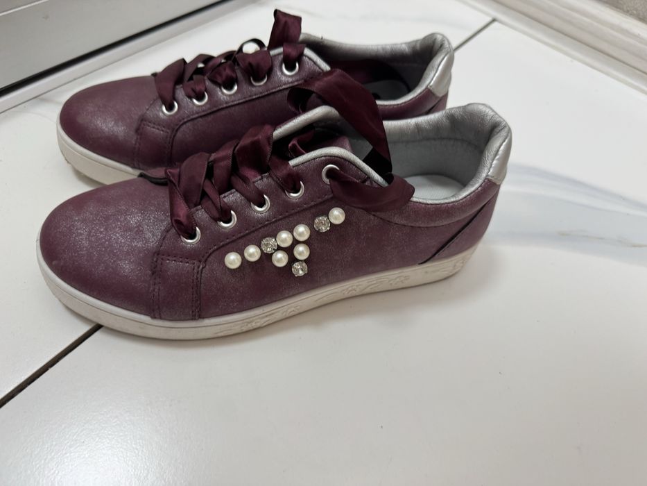 Продам женские кросовки!