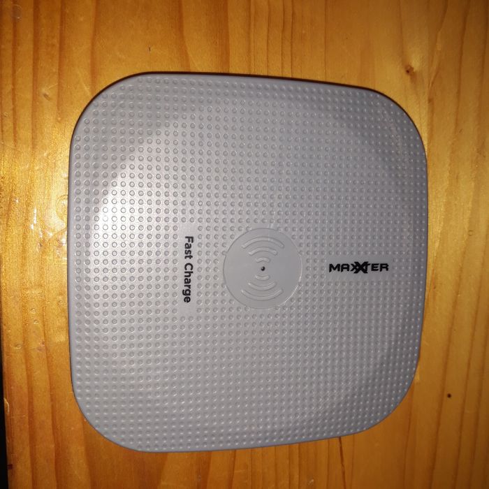 Универсално безжично зарядно за телефон.