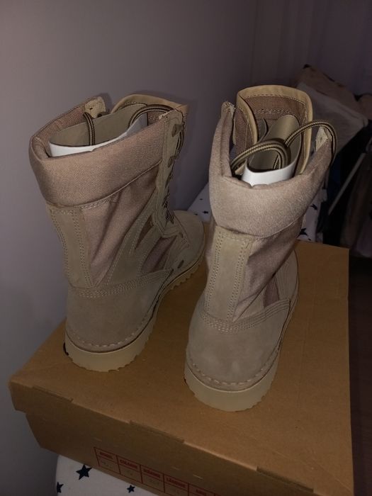 Vând bocanci militari negri și bej