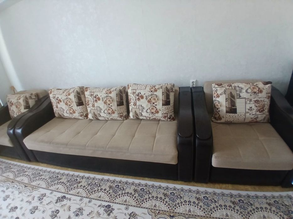 Продам диван с креслами.