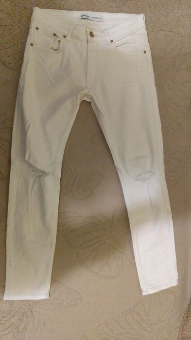 Blugi Bershka albi