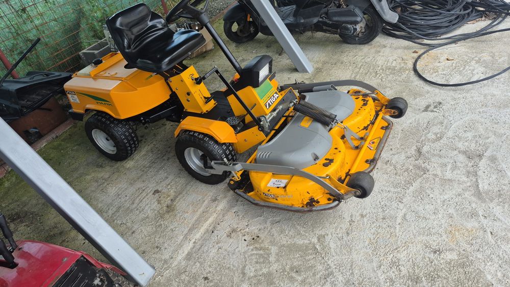 Vand tractoras de tuns iarba