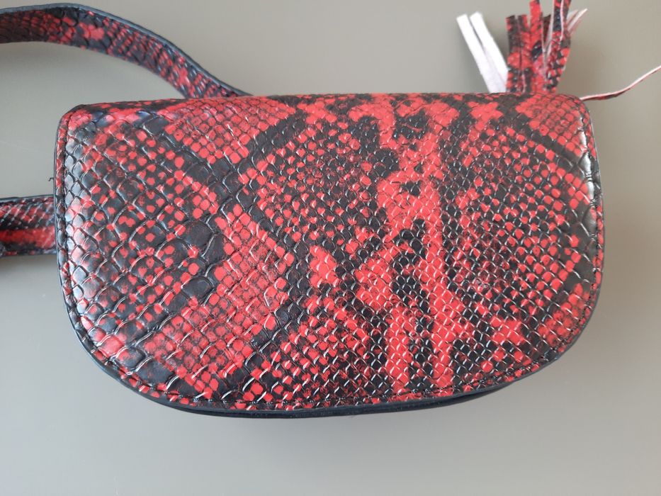 Borsetă elegantă cu curea