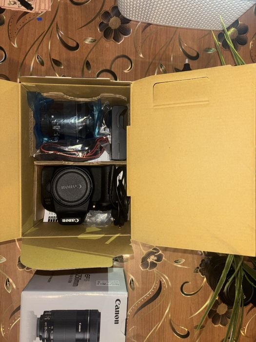 Canon EOS 800D – КАТО НОВ (4000 кадъра) + 3 обектива + Чанта + SD карта SanDisk Ultra A1 256GB