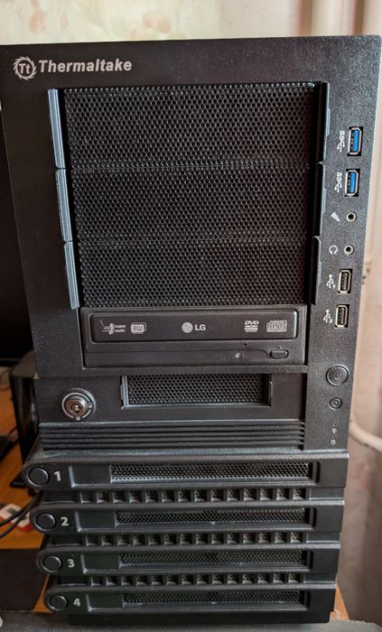 Vând carcasă Thermaltake Level 10 GTS neagră cu sursa Enermax