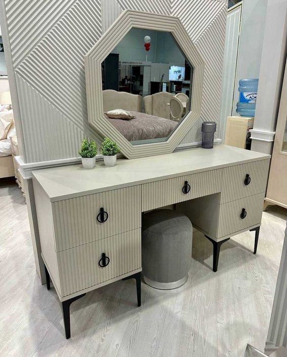 Продается туалетный столик Стелла