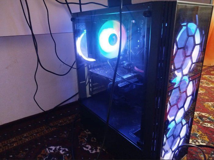 Stol kampyuter dasturlash,trading va hokazo moʻshniy kampyuter