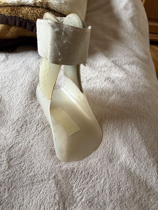 Orteză tip AFO (susținere gleznă-picior) pentru pareză / recuperare