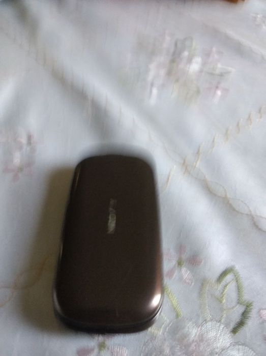 Продаю телефон Новей работает но на экране свет не горит