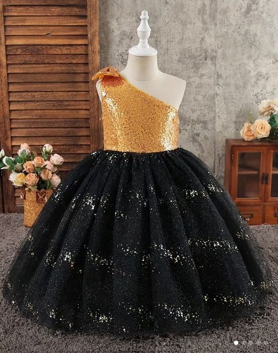 Продам платье, где-то на 7-8 лет.